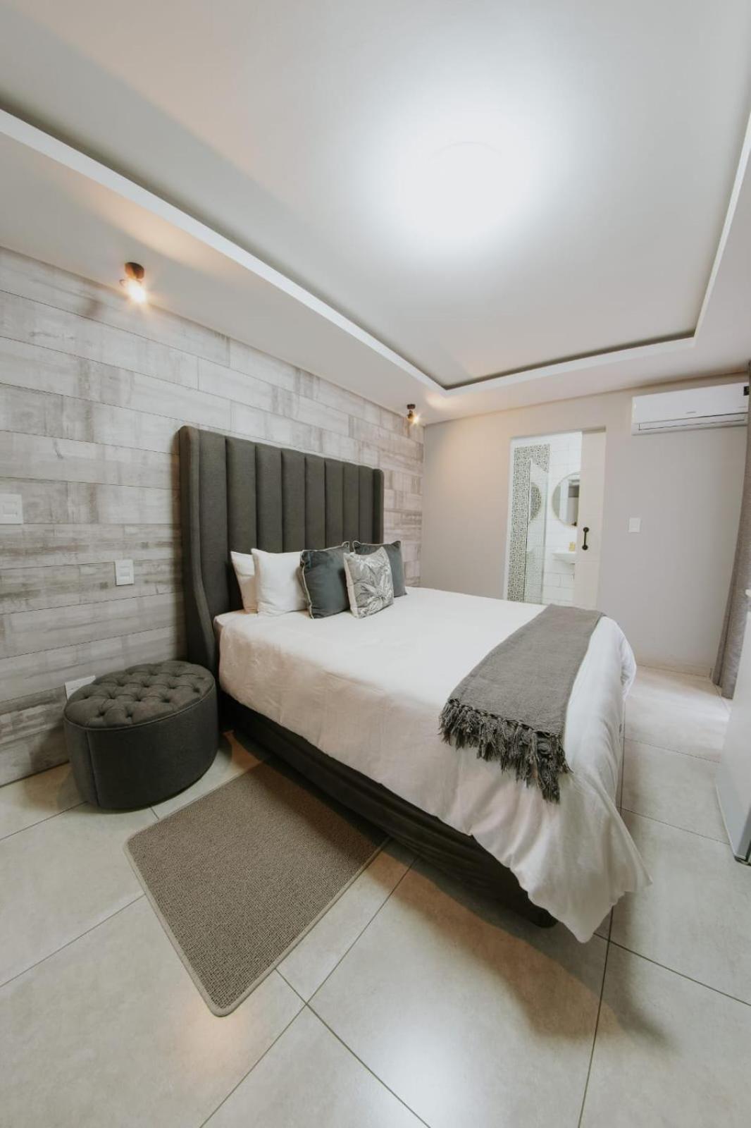 La Grace Hotel Кемптън Парк Екстериор снимка