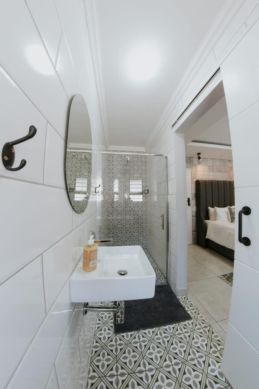 La Grace Hotel Кемптън Парк Екстериор снимка