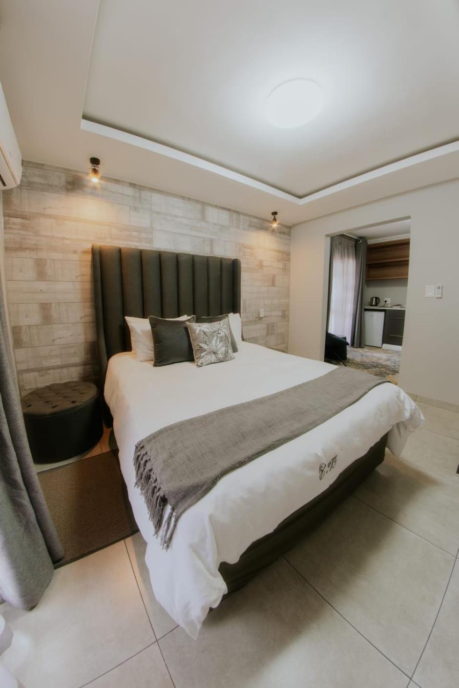 La Grace Hotel Кемптън Парк Екстериор снимка