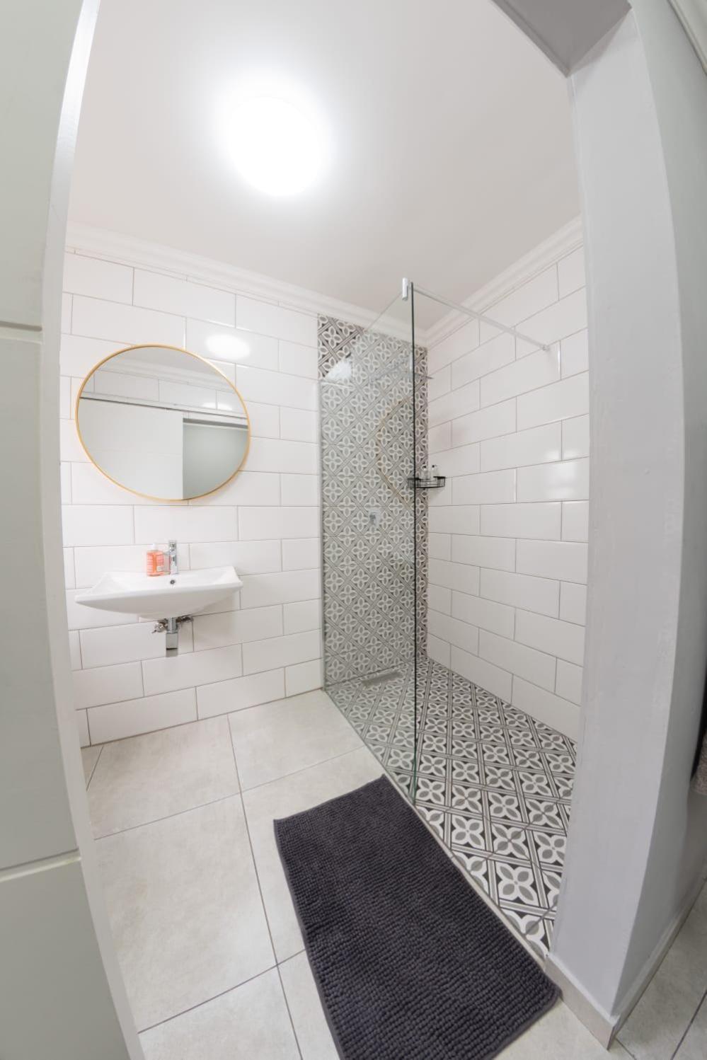 La Grace Hotel Кемптън Парк Екстериор снимка